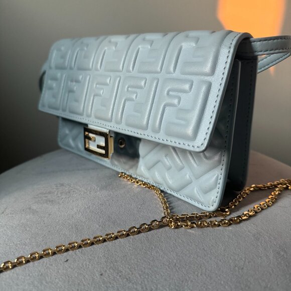 Fendi -Logo Embossed Shoulder Bag - Picture 2 of 5